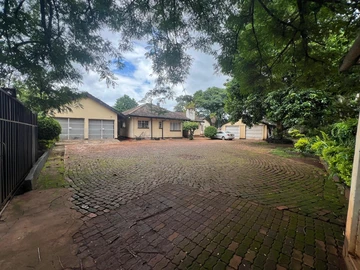 Spacious 3-Bedroom Home on 4048 m² in Greendale North, Harare