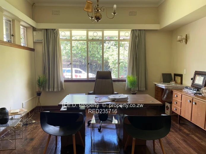 Spacious Family Living with Outdoor Leisure in the Suburbs