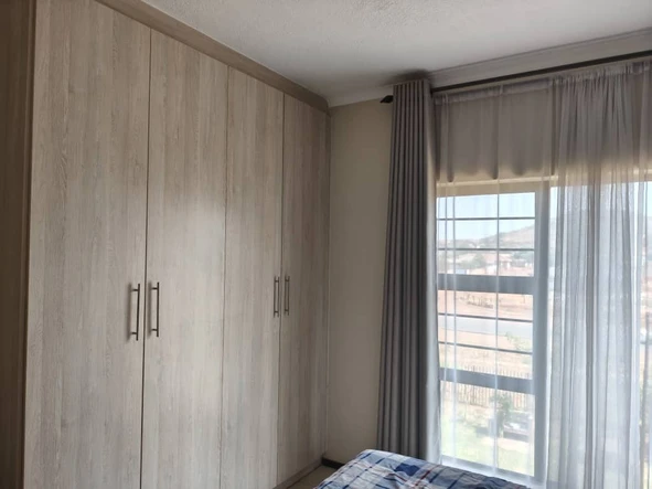 2 Bedroom Flat & Apartment