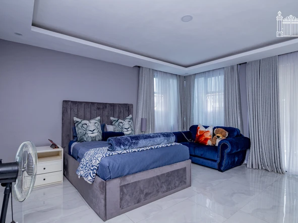 6 Bedroom House