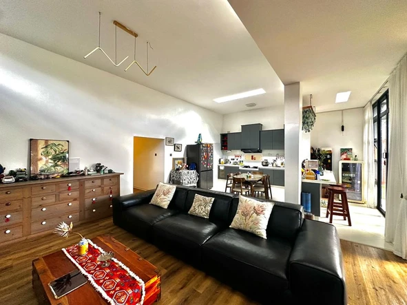 4 Bedroom Flat & Apartment