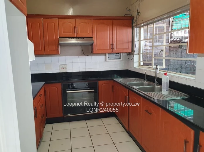 Spacious 3-bed Garden Flat in Avenues — Private Garden & Borehole