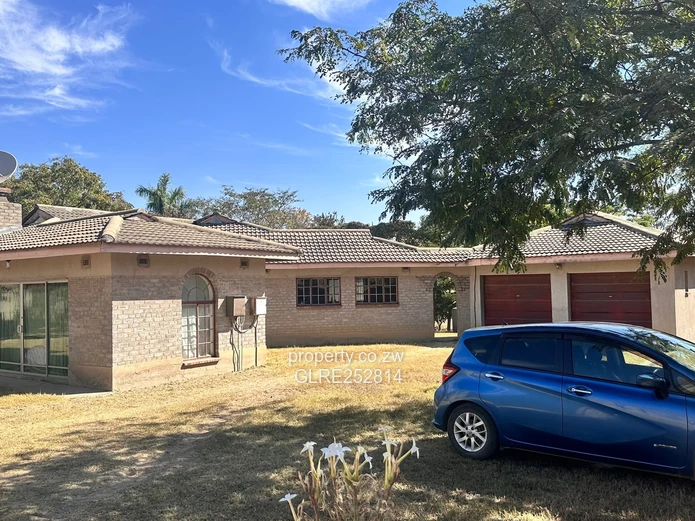 Spacious 4-Bed Windsor Park Home — 4800m², Solar & Staff