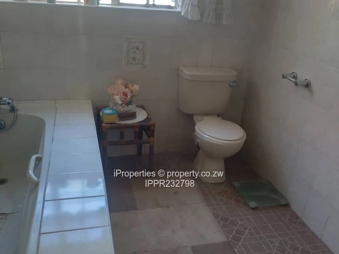 Spacious  old money  Property in Old Mazowe 