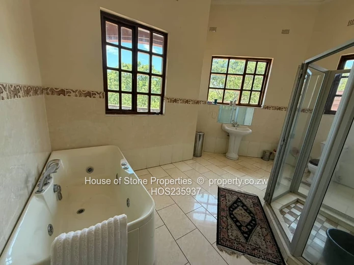 Hogerty Hill: Grand 8-Bed Mansion with Pool