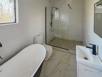 4 Bedroom Flat & Apartment