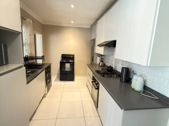 2 Bedroom Flat & Apartment