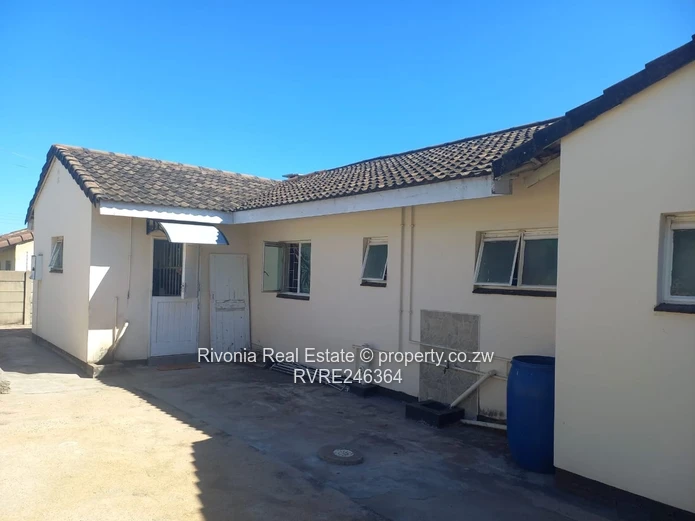 Msasa Park 3-Bed: Fireplace, Bathtub & 420 m²