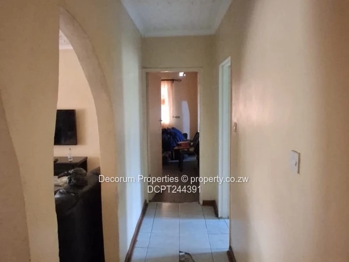 Cozy 4-bed with paved yard in Zimre Park