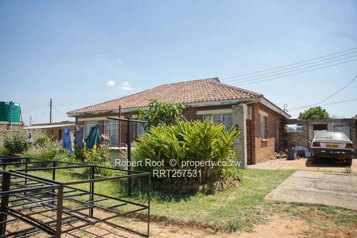 Spacious 3-Bed Damofalls Cottage on 1130 m² with Tank