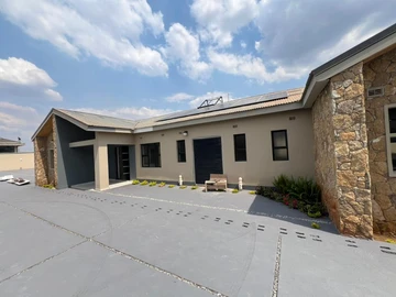 3 Bedroom Flat & Apartment