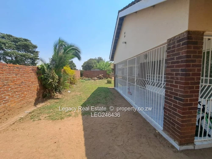 Spacious 4-Bedroom Houghton Park Home With Cottage And Title Deeds