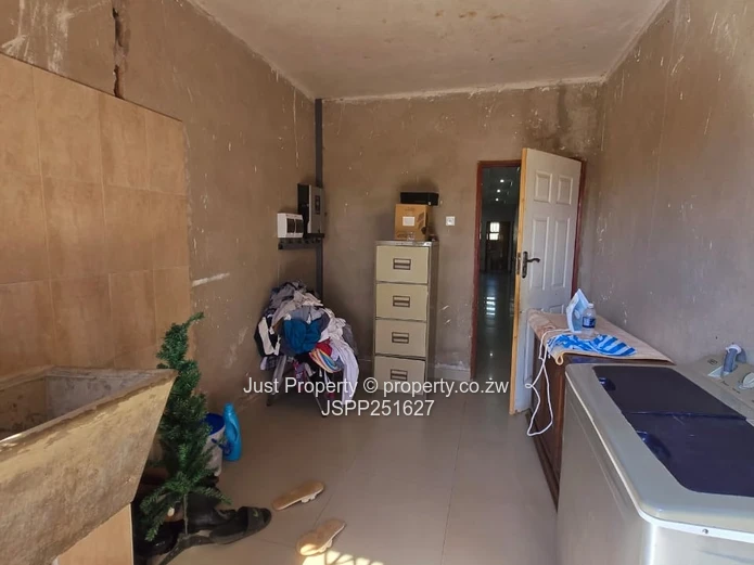 Sandton Park: 5-Bed Home with Island Kitchen & Borehole