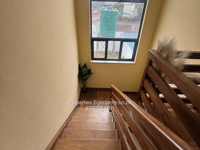 Furnished 3-Bed Flat in Avenues — Parquet & Gated Patio