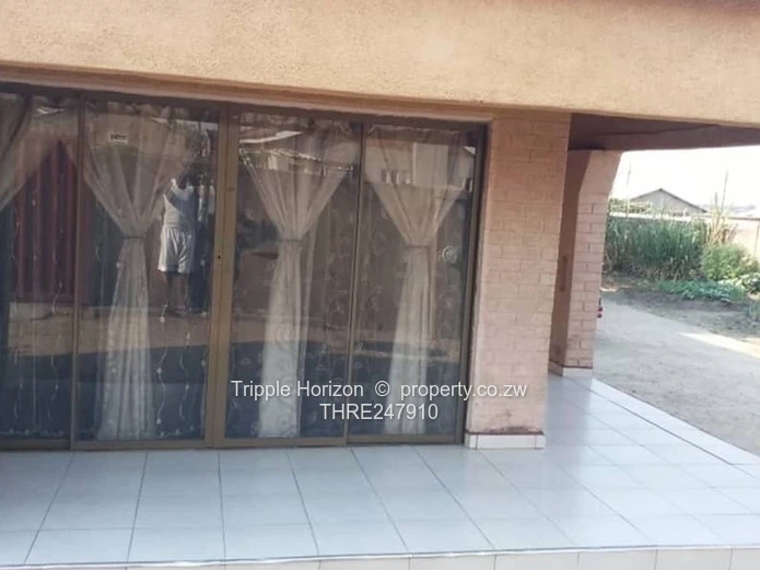4-Bed Family Home with Veranda & Water Tank - Chitungwiza