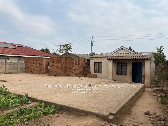 OLD GLEN- VIEW 7 VACANT  STAND WITH FOUNDATION AND APPROVED PLAN CLOSE TO CHITUBU SHOPS FOR SALE Pri
