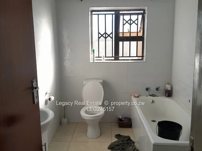 Well-Maintained 4-Bedroom House To Let In Damofalls.