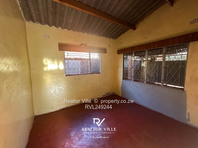 Warren Park 5-Bed Home - Walled, Garage & Garden