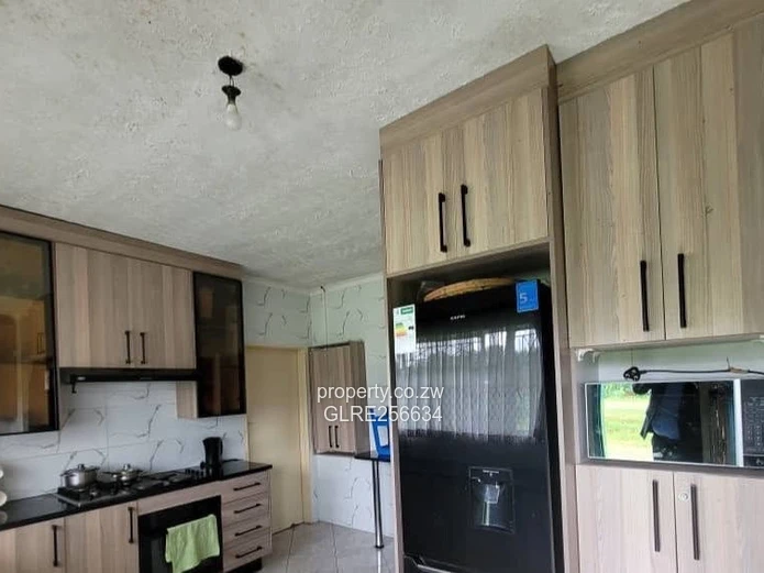 Spacious Hatfield 3-Bed on 900m² — Solar, Garden & Fitted Kitchen