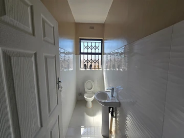 5 Bedroom Flat & Apartment