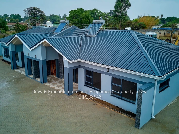 Modern 3-Bed Garden Flat with Borehole in Old Windsor