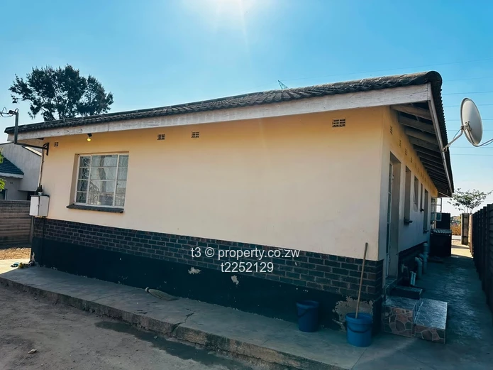 5-Bed Sunningdale Home with Secure Yard & Water Tank