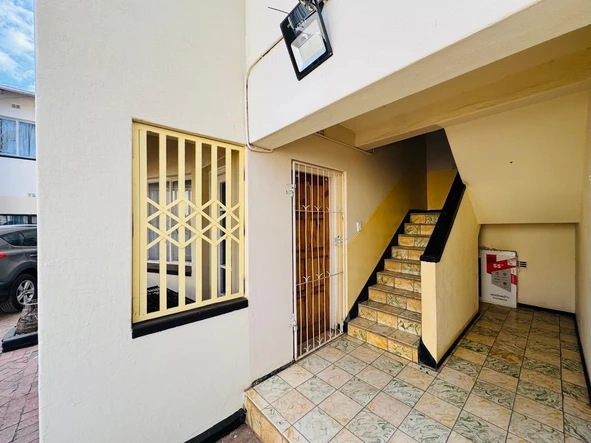2 Bedroom Flat & Apartment