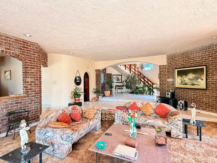 Luxury Living in Colne Valley’s Golden Triangl