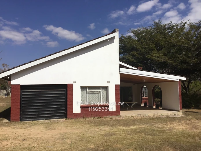 Spacious 4 bed house pus 3 bed cottage