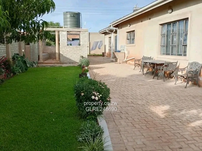 Borrowdale 4-Bed Home: Borehole, Lush Lawn & Paved Yard