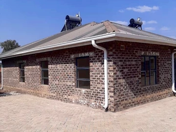 2 Bedroom Flat & Apartment
