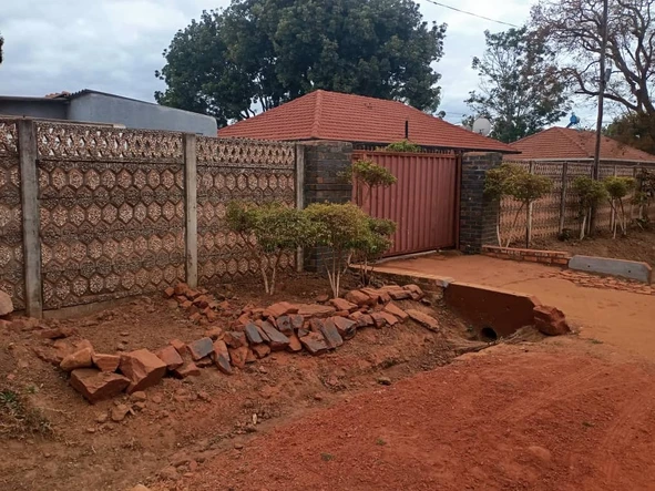 **Charming 3-Bedroom Home with Spacious Yard in Mabelreign**
