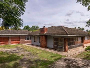 Charming 3-Bed Home with Cottage, 2 entrances in Hatfield on Spacious 4000m²