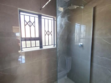 2 Bedroom Flat & Apartment