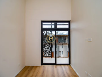 2 Bedroom Flat & Apartment