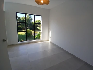 2 Bedroom Flat & Apartment