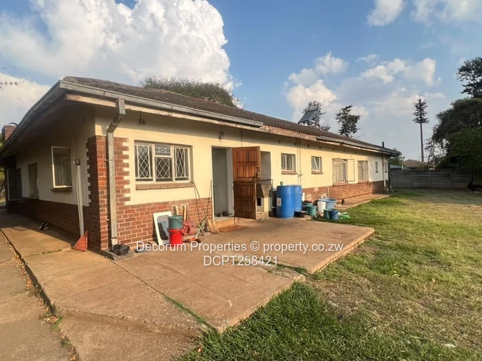 Spacious 4-Bed Vainona Home with Large Garden & Solar