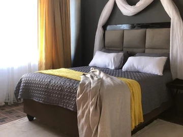 2 Bedroom Flat & Apartment