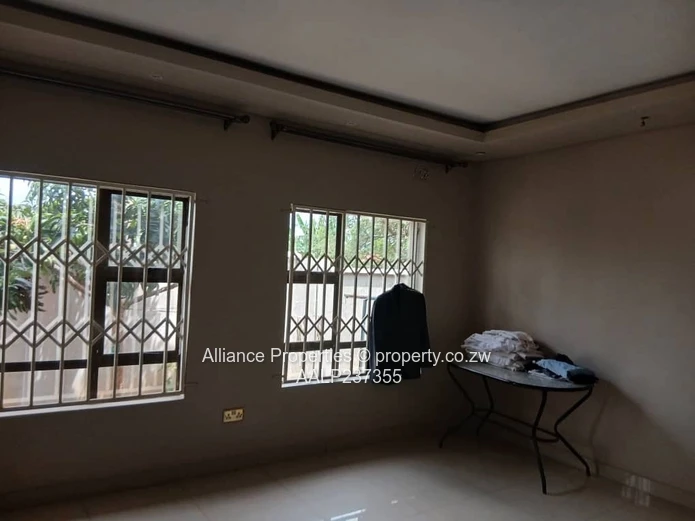 Grand 6-Bedroom Executive Residence Belvedere West