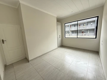 2 Bedroom Flat & Apartment