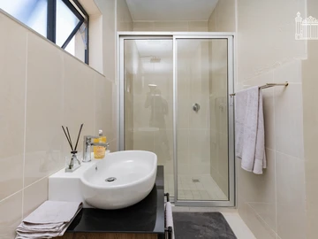 2 Bedroom Flat & Apartment