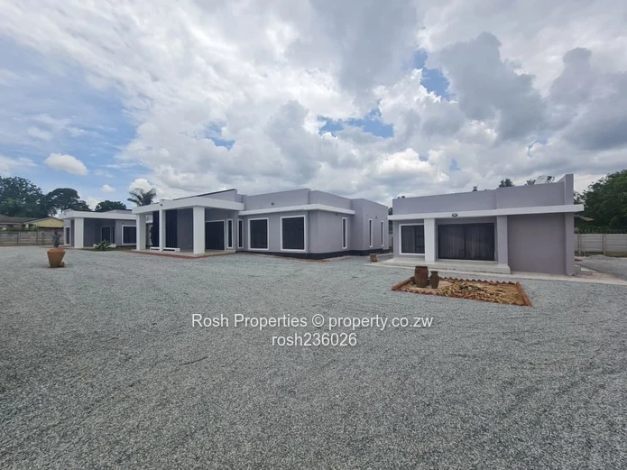 Modern 3-Bed, 2-Bath Flat — Borehole & Secure Yard