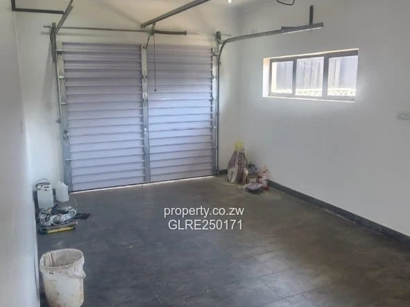 Modern 4-Bed Westgate Flat - Borehole & Garage