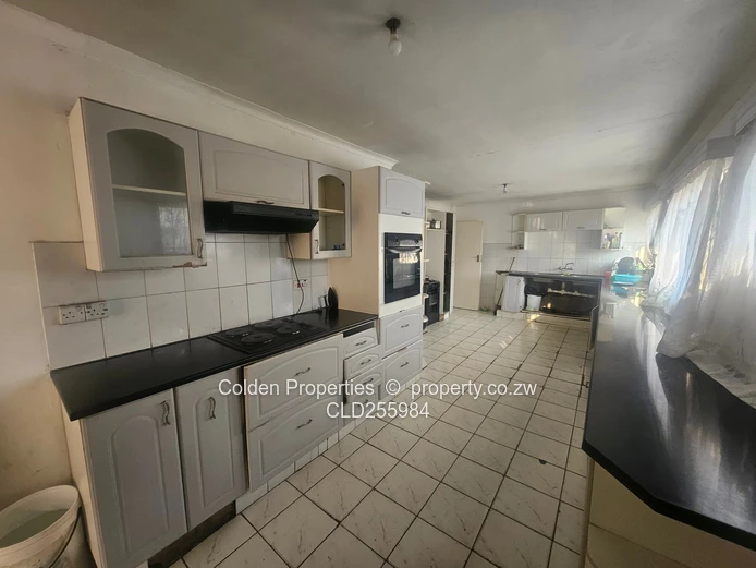 Highlands 5-Bed Townhouse on 3850m² with Borehole & Tanks