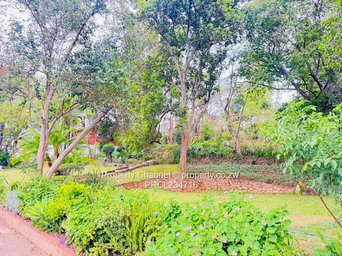 Glen Lorne 4-Bed on 7,033m² — Pool, Borehole & Gardens