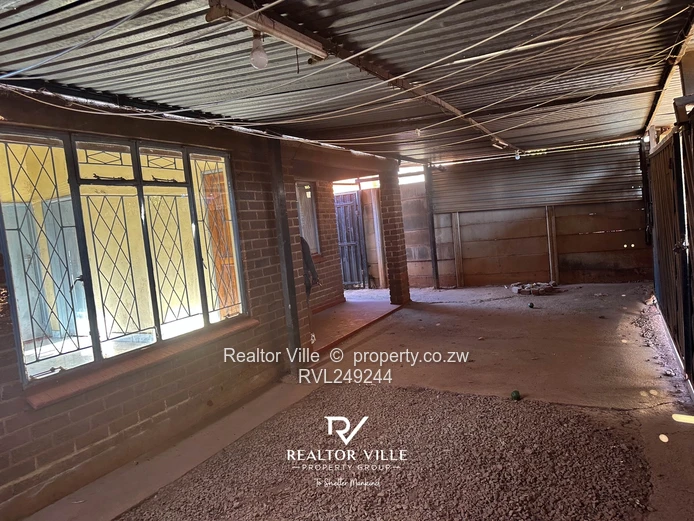 Warren Park 5-Bed Home - Walled, Garage & Garden