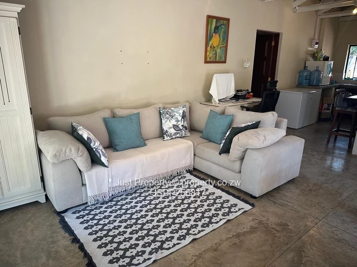 Spacious 5-Bed Victoria Falls Home with Cottage & Garden