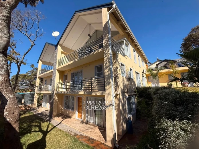 Sunny 3-Bed Apartment with Garden & Balcony in Greystone Park
