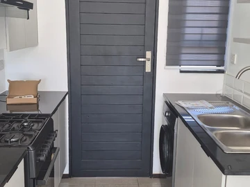 2 Bedroom Flat & Apartment