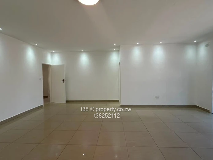 Sunlit 4-Bed Home in Avondale West - 1,039m² with Borehole